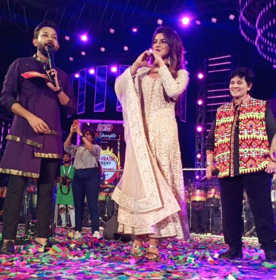 Photos: फाल्गुनी पाठक संग गरबा नाइट में प्रियंका, खेला डांडिया