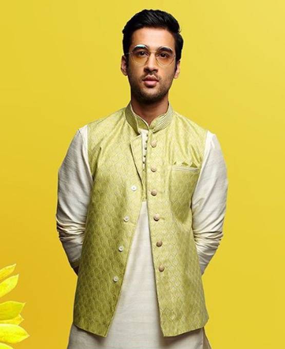 ट्रेंड में है प्रिंटेड जैकेट, विराट-आर्यन की तरह प्लेन कुर्ते पर करें ट्राई