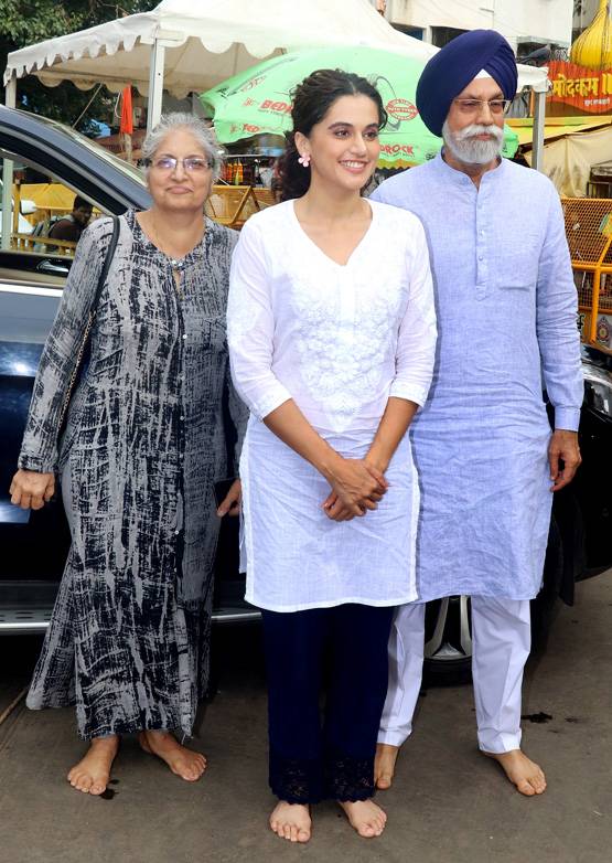 तापसी की फिल्म हुई रिलीज, एक्ट्रेस ने किए सिद्धिविनायक मंदिर के दर्शन