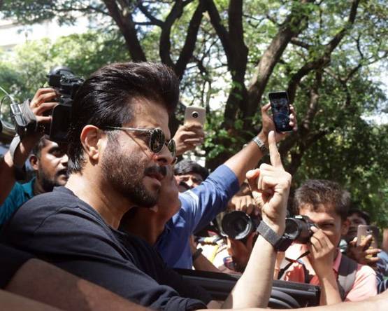 मुंबई में सितारों ने किया मतदान, दीपिका पादुकोण-ऋतिक रोशन ने डाला वोट