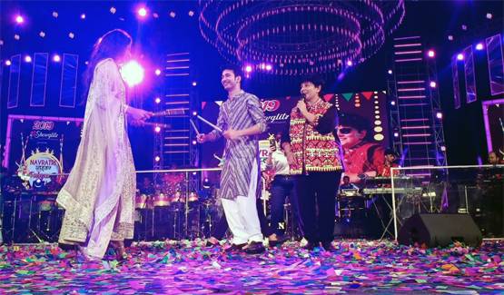 Photos: फाल्गुनी पाठक संग गरबा नाइट में प्रियंका, खेला डांडिया