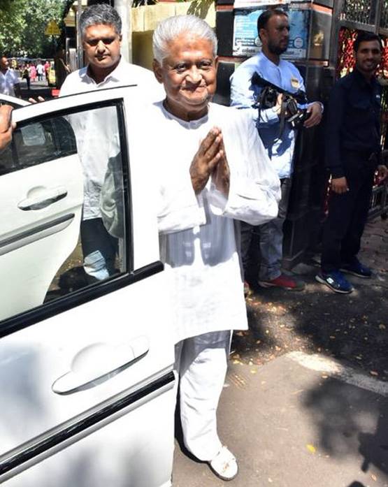 माधुरी-दीया-प्रीति जिंटा-सोहा, सितारों में दिखा वोटिंग का जोश