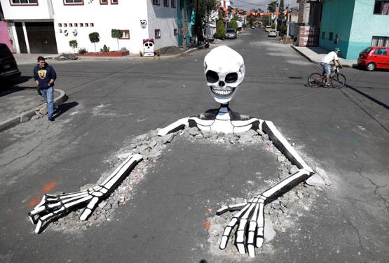 जब मेक्सिको की सड़कों पर दौड़ने लगे 'मरे' हुए लोग, देखें तस्वीरें