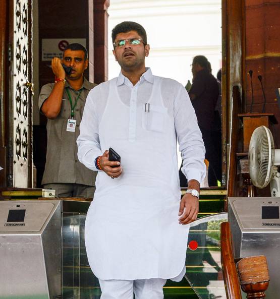 मां निशानेबाज-पत्नी MBA, जानें- कैसा है दुष्यंत चौटाला का परिवार