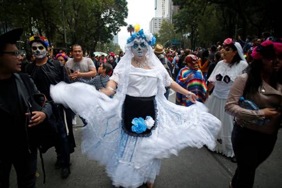 जब मेक्सिको की सड़कों पर दौड़ने लगे 'मरे' हुए लोग, देखें तस्वीरें