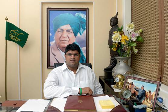 मां निशानेबाज-पत्नी MBA, जानें- कैसा है दुष्यंत चौटाला का परिवार