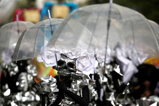 जब मेक्सिको की सड़कों पर दौड़ने लगे 'मरे' हुए लोग, देखें तस्वीरें