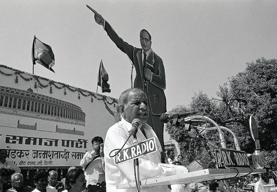 सरकारी कर्मचारी से ऐसे बहुजन नायक बने थे कांशीराम, रखी थी BSP की नींव