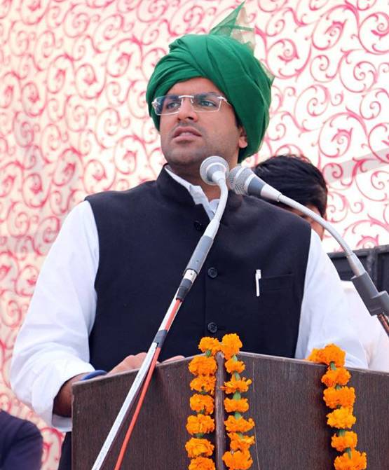 मां निशानेबाज-पत्नी MBA, जानें- कैसा है दुष्यंत चौटाला का परिवार