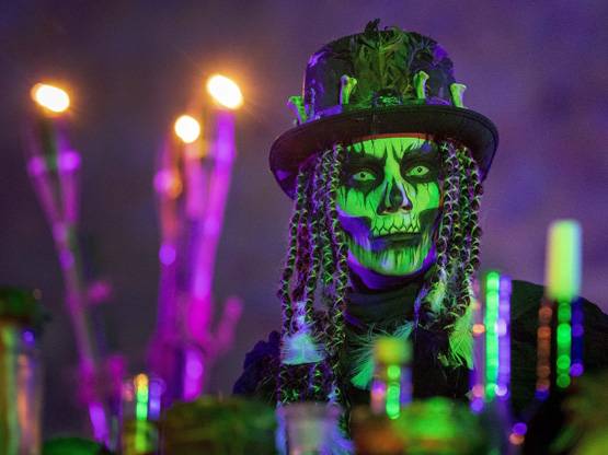 कैसे शुरू हुई लड़कों में भूत और लड़कियों में चुड़ैल बनने की सनक