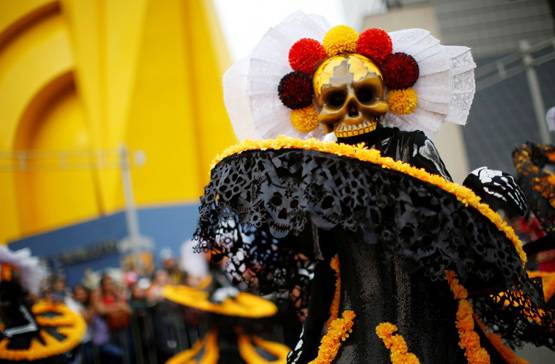 जब मेक्सिको की सड़कों पर दौड़ने लगे 'मरे' हुए लोग, देखें तस्वीरें