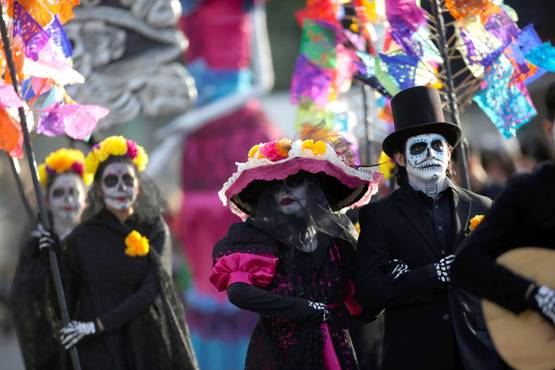 जब मेक्सिको की सड़कों पर दौड़ने लगे 'मरे' हुए लोग, देखें तस्वीरें