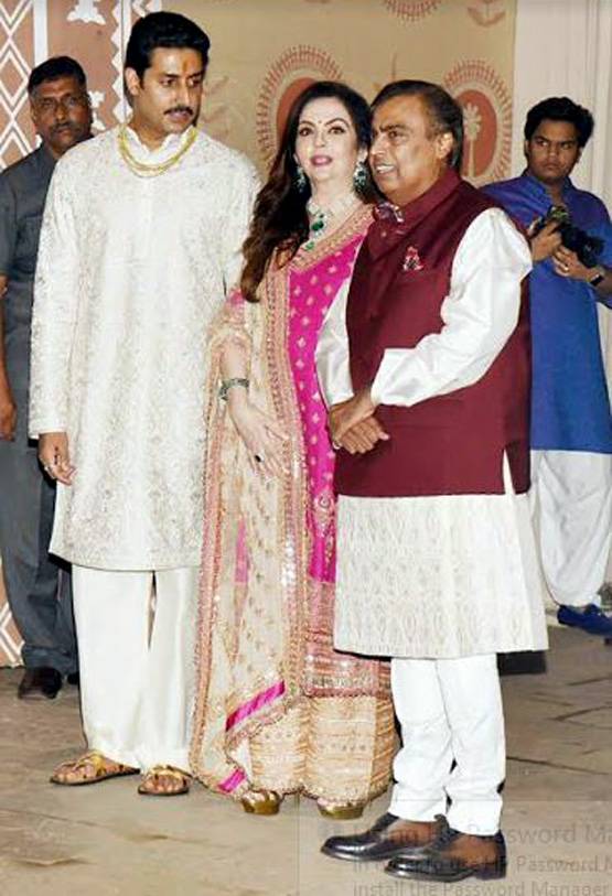 बच्चन फैमिली की दिवाली पार्टी में पहुंचे नीता-मुकेश अंबानी, Photos