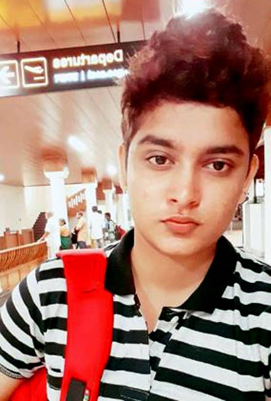 घर से निकाला, जूस बेचा, जानें देश के पहले ट्रांसजेंडर पायलट की कहानी