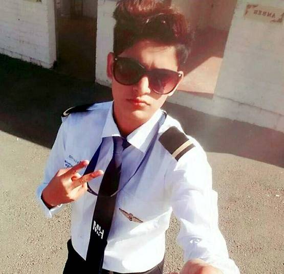 घर से निकाला, जूस बेचा, जानें देश के पहले ट्रांसजेंडर पायलट की कहानी