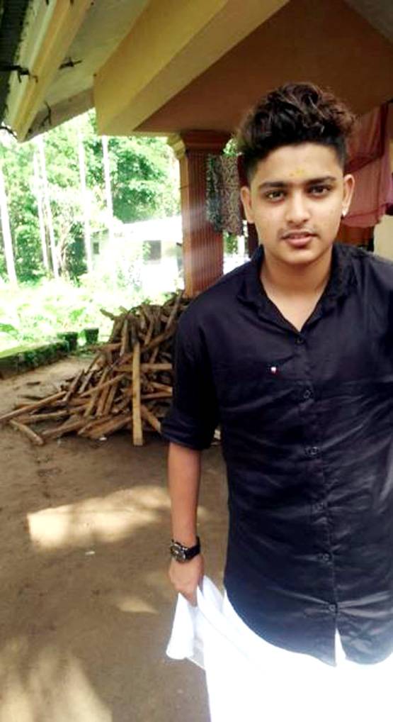 घर से निकाला, जूस बेचा, जानें देश के पहले ट्रांसजेंडर पायलट की कहानी