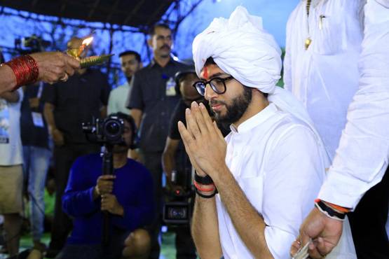 कवि-फोटोग्राफर-खिलाड़ी, ऐसी है आदित्य ठाकरे की शख्सियत