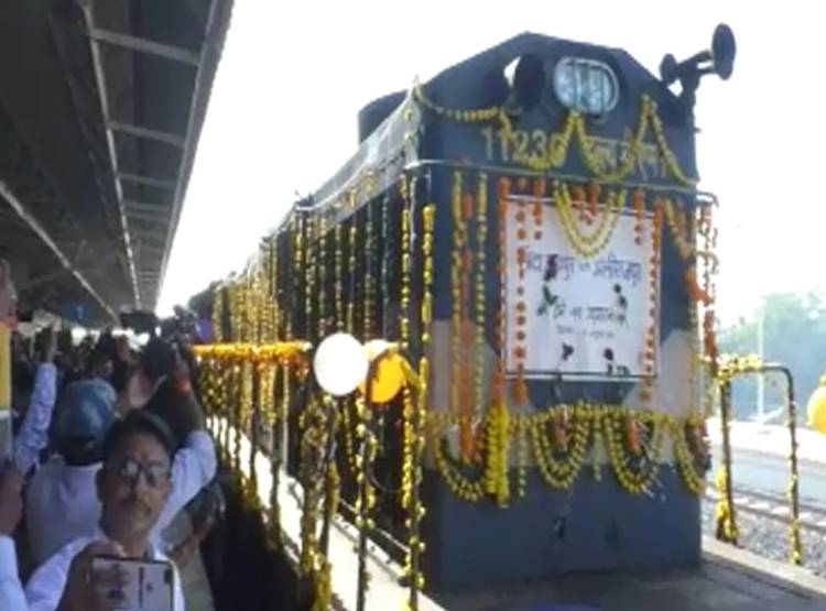 आजादी के 72 साल बाद पहली बार पहुंची ट्रेन, पटाखे फोड़ किया स्वागत