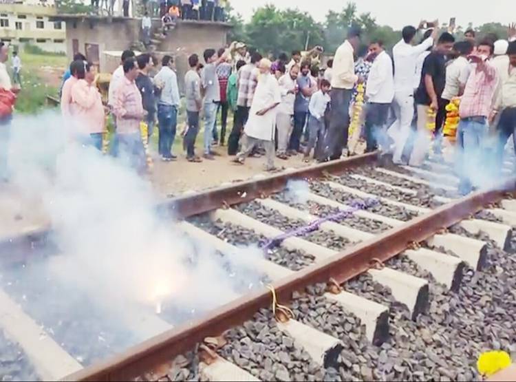 आजादी के 72 साल बाद पहली बार पहुंची ट्रेन, पटाखे फोड़ किया स्वागत