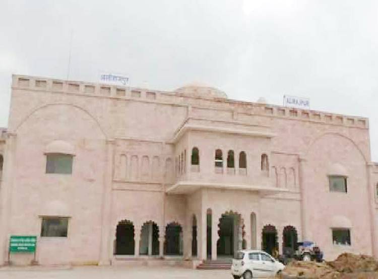 आजादी के 72 साल बाद पहली बार पहुंची ट्रेन, पटाखे फोड़ किया स्वागत