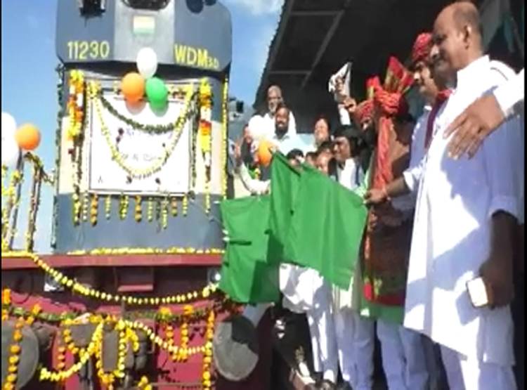 आजादी के 72 साल बाद पहली बार पहुंची ट्रेन, पटाखे फोड़ किया स्वागत