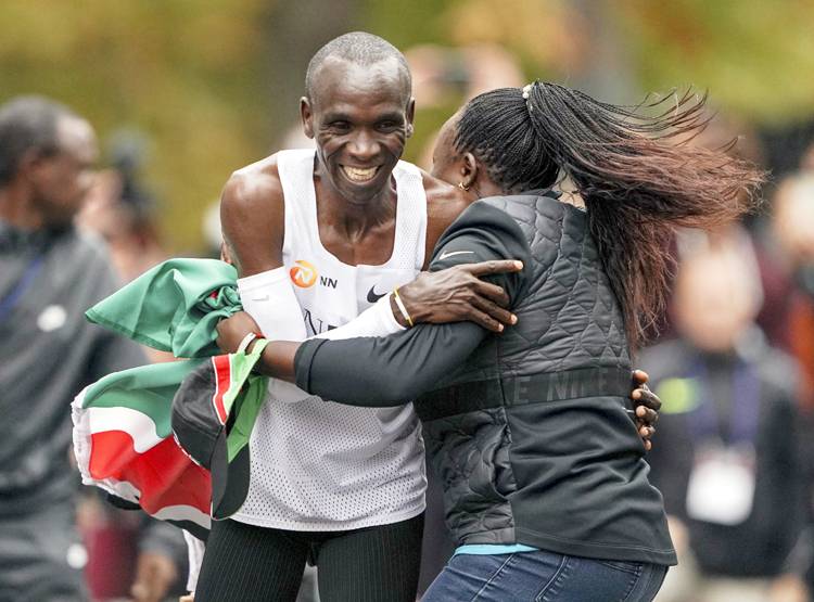 केन्या के धावक ने रचा इतिहास, दो घंटे से कम समय में पूरा किया मैराथन