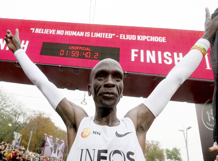केन्या के धावक ने रचा इतिहास, दो घंटे से कम समय में पूरा किया मैराथन