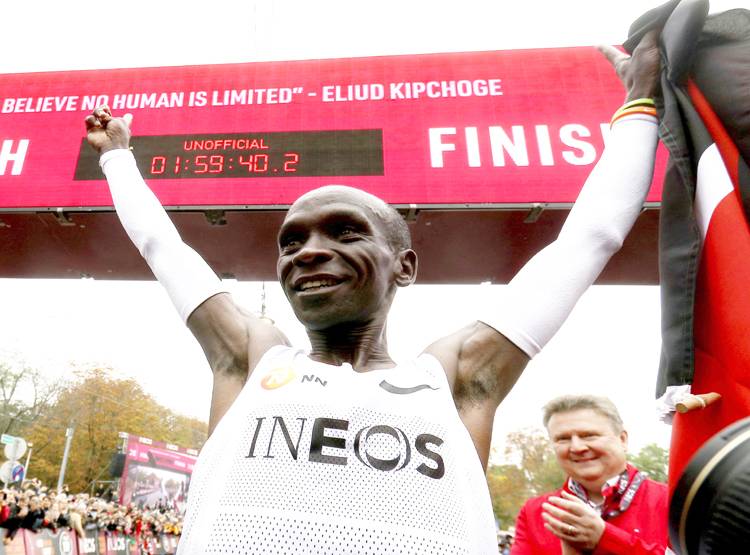केन्या के धावक ने रचा इतिहास, दो घंटे से कम समय में पूरा किया मैराथन