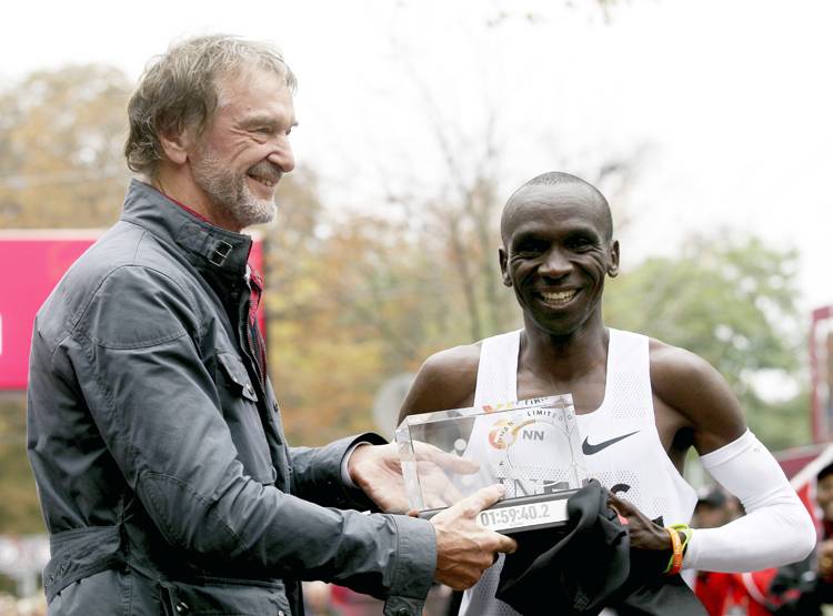 केन्या के धावक ने रचा इतिहास, दो घंटे से कम समय में पूरा किया मैराथन