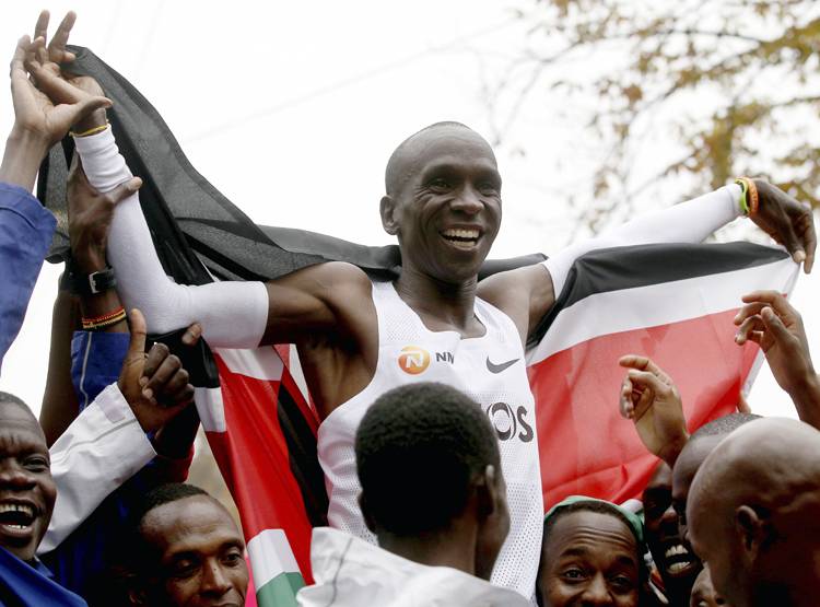 केन्या के धावक ने रचा इतिहास, दो घंटे से कम समय में पूरा किया मैराथन