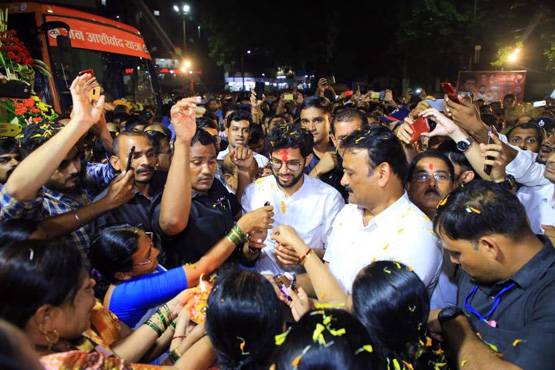 कवि-फोटोग्राफर-खिलाड़ी, ऐसी है आदित्य ठाकरे की शख्सियत