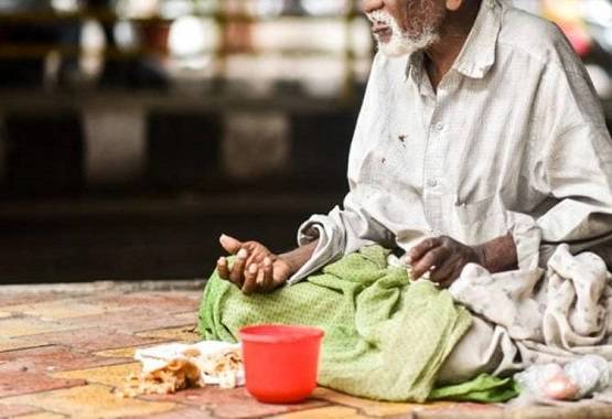 भिखारिन के अकाउंट से निकला इतना पैसा कि खाली हो गया बैंक