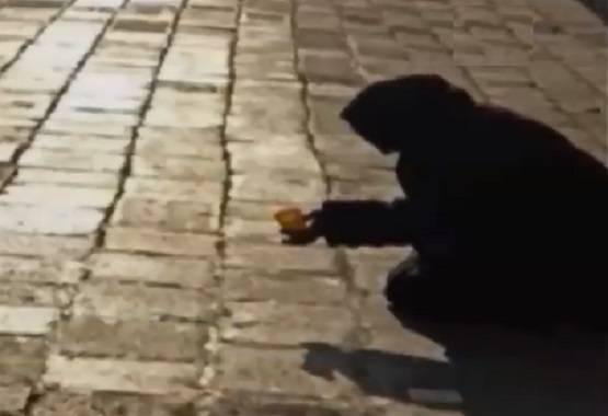 भिखारिन के अकाउंट से निकला इतना पैसा कि खाली हो गया बैंक