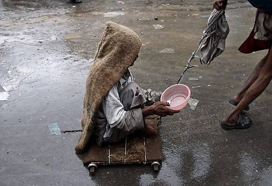 भिखारिन के अकाउंट से निकला इतना पैसा कि खाली हो गया बैंक