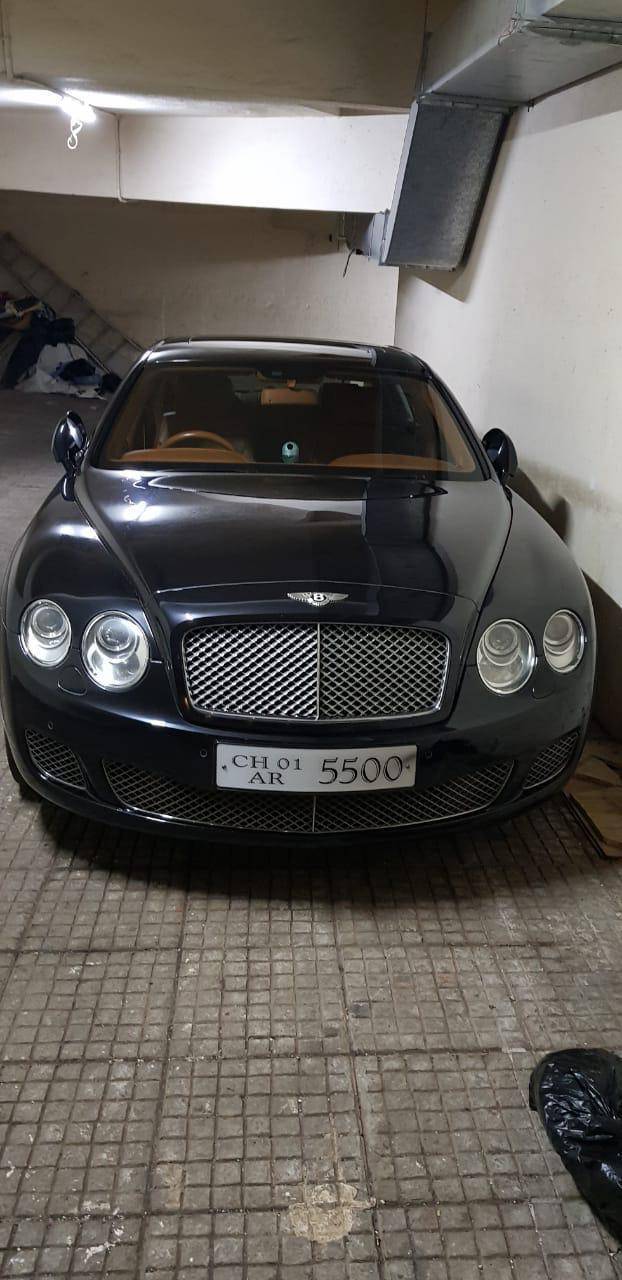 शिकंजे में रियल एस्‍टेट कंपनी के 2 बड़े चेहरे, जब्‍त हुईं ये लग्‍जरी कारें