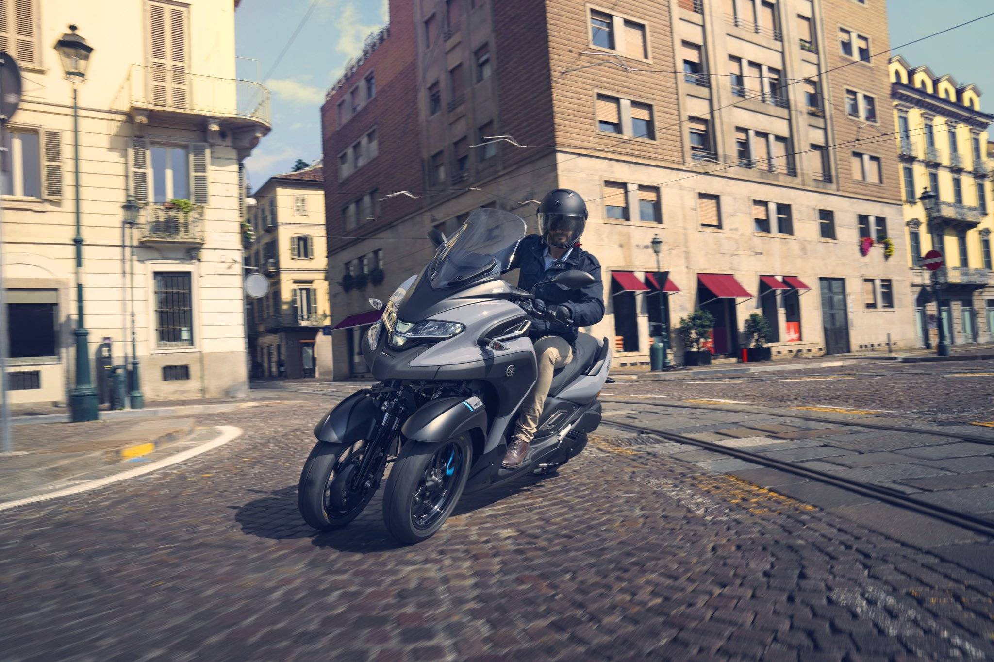 YAMAHA की यह अनोखी स्कूटी, आगे दो चक्के और पीछे एक