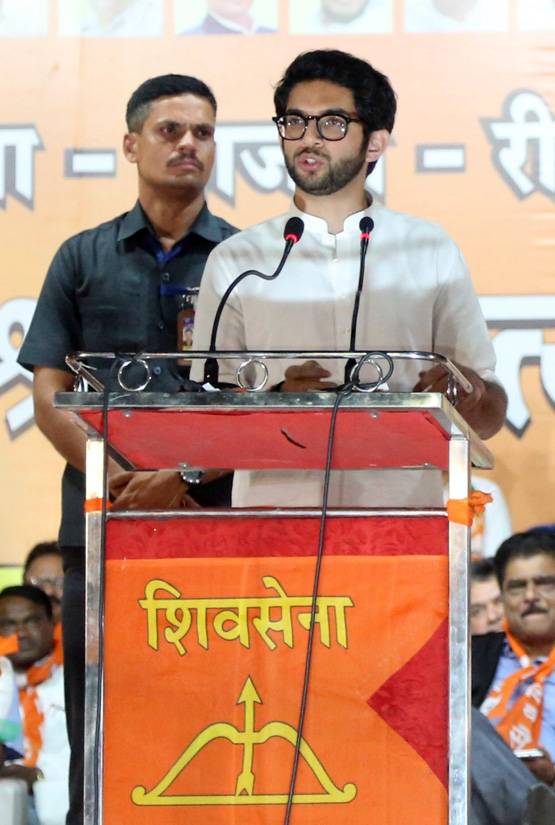 कवि-फोटोग्राफर-खिलाड़ी, ऐसी है आदित्य ठाकरे की शख्सियत