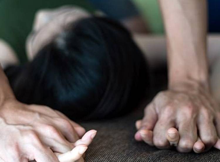 Aadhar बनवाने गई थी लड़की, एक महीने तक हुआ गैंगरेप