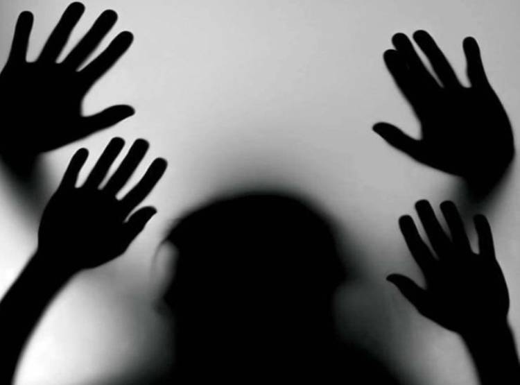 Aadhar बनवाने गई थी लड़की, एक महीने तक हुआ गैंगरेप