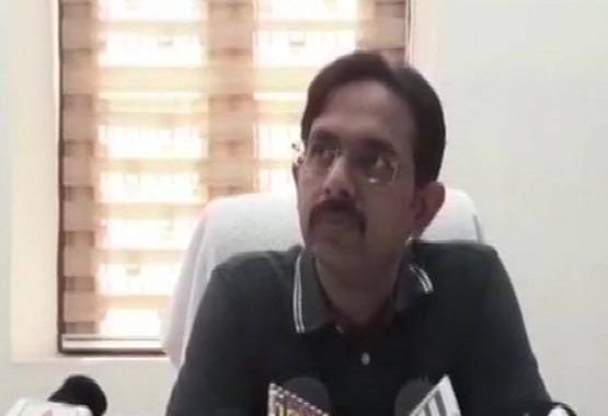 ...जब हाथ में कोबरा लेकर लड़कियों ने किया गरबा डांस