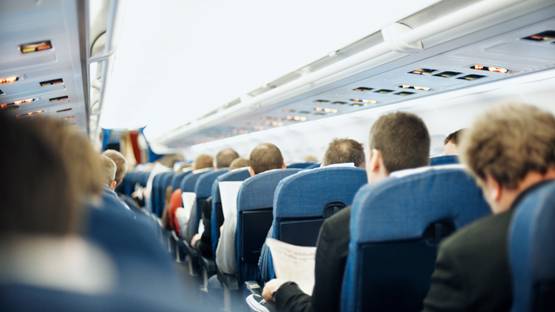 फ्लाइट में 'रोमांस' कर रहा था कपल, एयरहोस्टेस ने रंगे हाथ पकड़ा