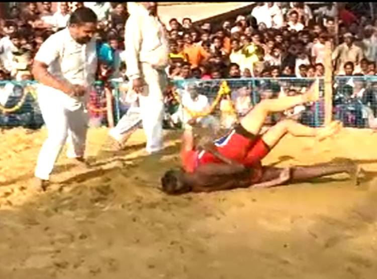 डेढ़ म‍िनट में पुरुष पहलवान को 'अनुष्का शर्मा' ने दी पटखनी