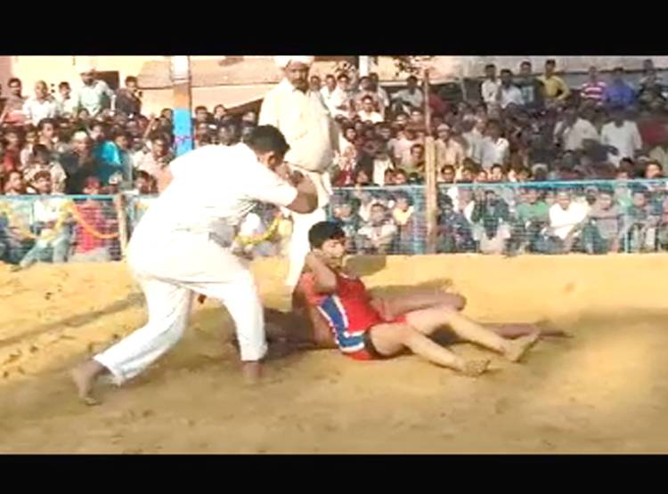 डेढ़ म‍िनट में पुरुष पहलवान को 'अनुष्का शर्मा' ने दी पटखनी