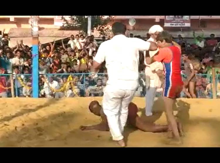 डेढ़ म‍िनट में पुरुष पहलवान को 'अनुष्का शर्मा' ने दी पटखनी