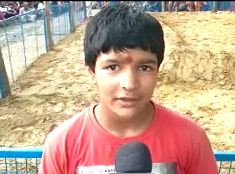 डेढ़ म‍िनट में पुरुष पहलवान को 'अनुष्का शर्मा' ने दी पटखनी