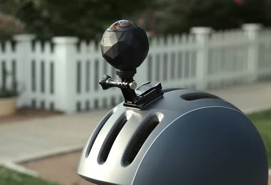 कार के बोनट पर रोमांस करता दिखा न्यूड कपल, तस्वीरें वायरल