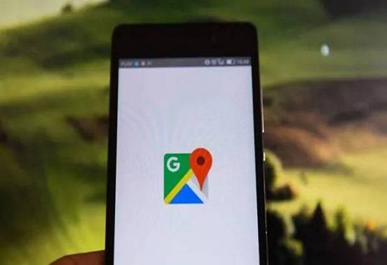 कार के बोनट पर रोमांस करता दिखा न्यूड कपल, तस्वीरें वायरल