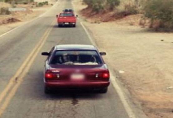 कार के बोनट पर रोमांस करता दिखा न्यूड कपल, तस्वीरें वायरल