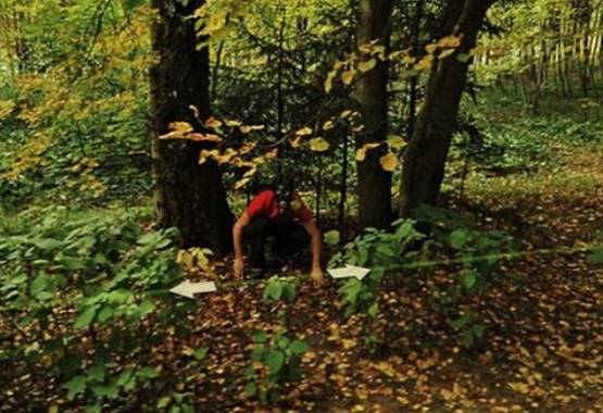 कार के बोनट पर रोमांस करता दिखा न्यूड कपल, तस्वीरें वायरल