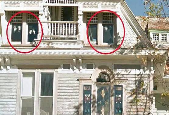 कार के बोनट पर रोमांस करता दिखा न्यूड कपल, तस्वीरें वायरल